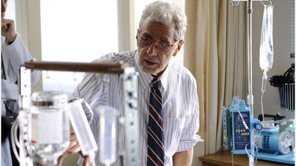 Al Pacino ako doktor Kevorkian, ktorý sa snažil dokázať, že v paliatívnej medicíne má aj eutanázia svoje miesto a prístroj na asistovanú samovraždu a ukončenie trpenia.