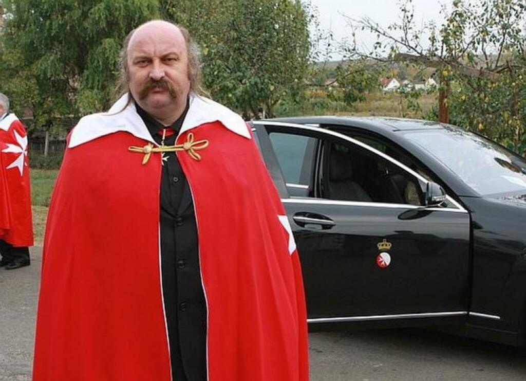 Falošný rytiersky rád rozdáva na Slovensku tituly, ocenil aj Kaliňáka a Gašpara