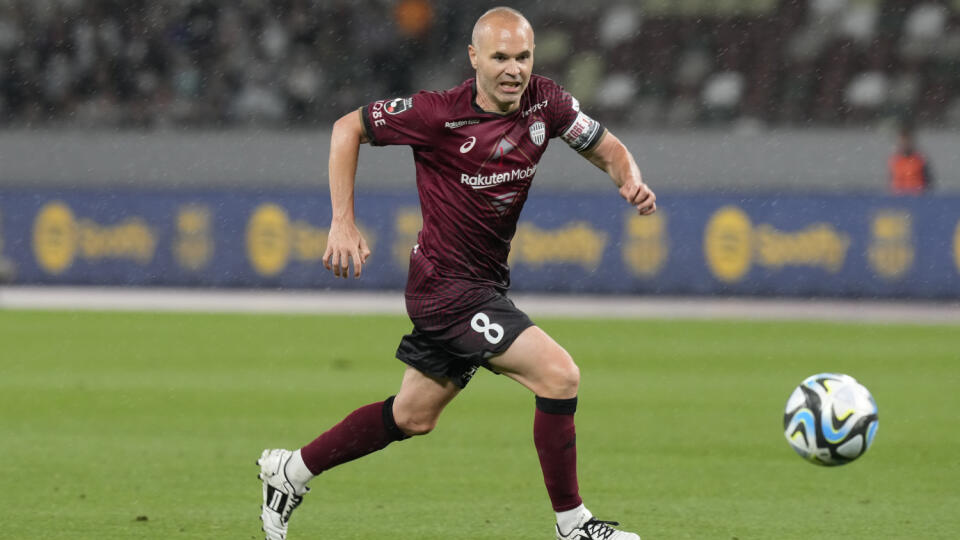 EBE 34 Tokio - Na snímke španielsky futbalista Andres Iniesta v exhibičnom rozlúčkovom zápase medzi jeho japonským klubom Vissel Kobe a jeho starým klubom FC Barcelona na Národnom štadióne v Tokiu v utorok 6. júna 2023. Iniesta po piatich rokoch opúšťa japonský klub Vissel Kóbe. FOTO TASR/AP

Vissel Kobe's Andres Iniesta dribbles the ball during a friendly soccer match between his Japanese club Vissel Kobe and his old club Barcelona at the National Stadium in Tokyo, Tuesday, June 6, 2023. (AP Ph