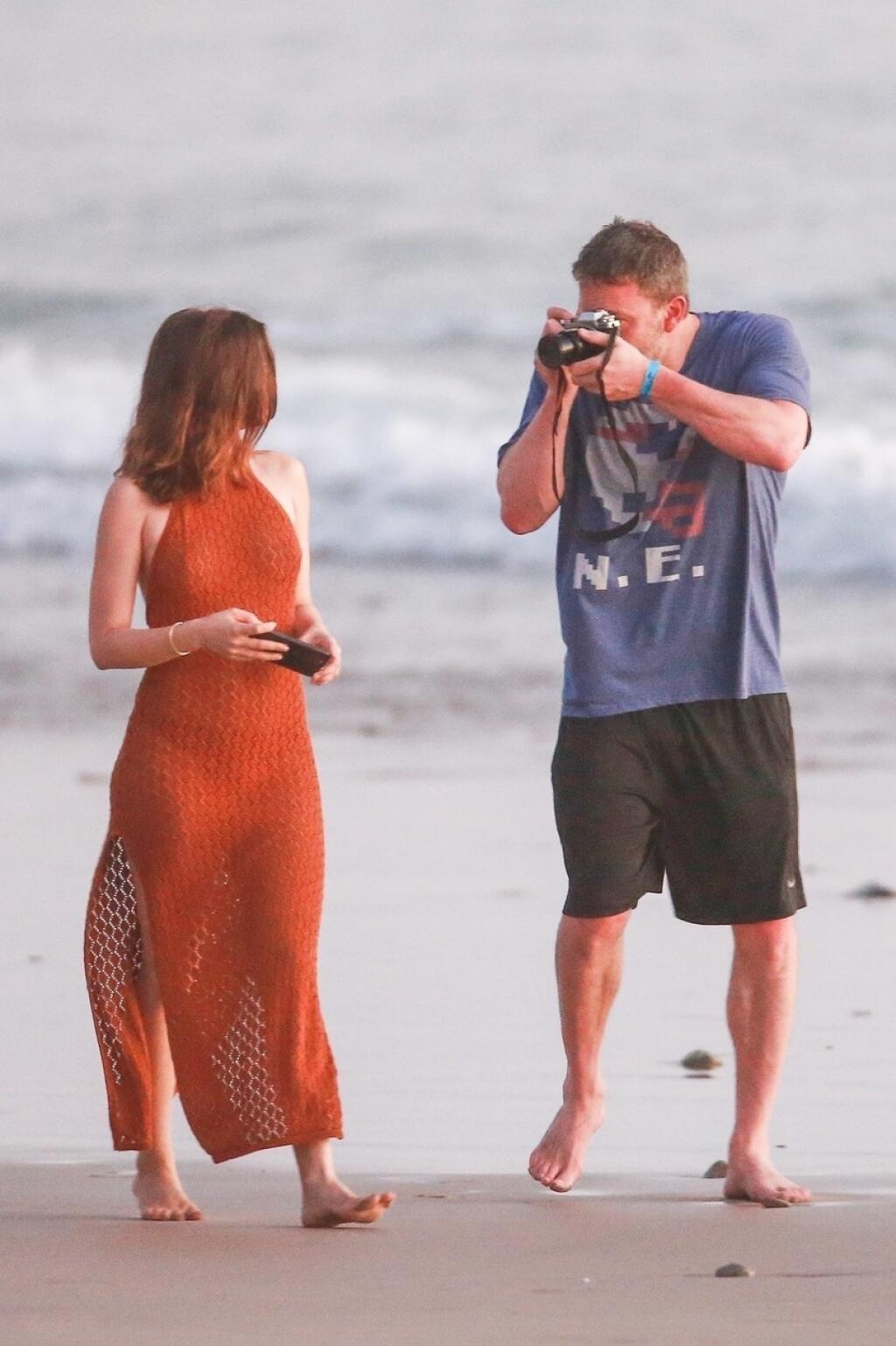 Ben Affleck a Ana de Armas na pláži v Kostarike.