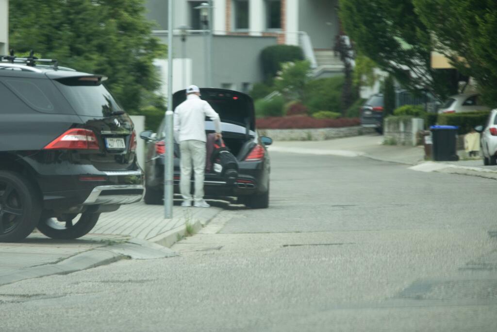 Hokejista si doviedol svoje dievčatá domov na konci pracovného týždňa a počas víkendu si našiel čas aj na golf.