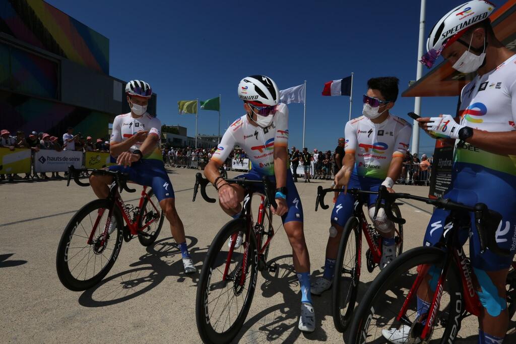 Cyklisti tímu TotalEnergies pred štartom utorkovej 4. etapy.