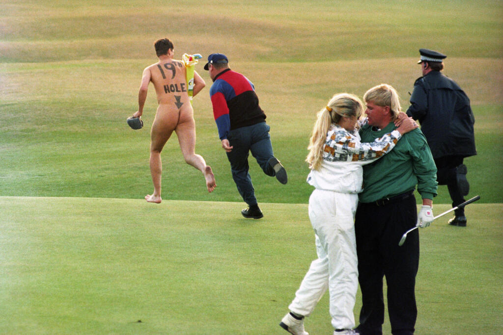 História golfu je plná narušitešov turnajov. V minulosti sa našlo množstvo fanúšikov, ktorí často vybehli na green úplne nahí a okorenili priebeh turnaja.