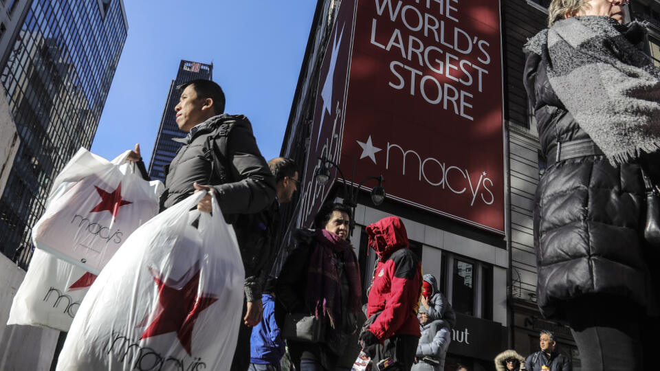 KK20 New York - Na archívnej snímke z 29. novembra 2019 zákazník vychádza s taškami z obchodného domu Macy's v New Yorku. Americká sieť obchodných domov Macy's zaznamenala vo 4. kvartáli 2019 pokles zisku. Napriek tomu prekonala odhady analytikov a potvrdila svoje prognózy na rok 2020. FOTO TASR/AP
FILE - In this Nov. 29, 2019, file photo a shopper leaves Macy's department store with bags in both hands during Black Friday shopping in New York. Macy's reports financial results on Tuesday, Feb. 25