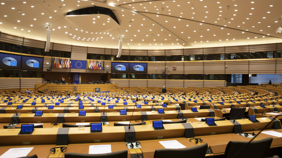 WA 10 archív Brusel - Na archívnej snímke z 10. marca 2020 europoslanci kráčajú v rokovacej sále Európskeho parlamentu v Bruseli. Poľský poslanec Európskeho parlamentu (EP) Adam Jarubas v piatok 20. marca 2020 na Twitteri oznámil, že má pozitívny test na koronavírus SARS-CoV-2. Ide tak o prvého známeho europoslanca nakazeného týmto vírusom. FOTO TASR/AP
An MEP walks in the Plenary chamber of the European Parliament in Brussels, Tuesday, March 10, 2020. EU lawmakers were due to take part in