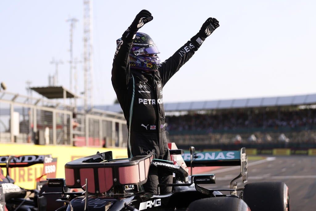 Britsky jazdec Lewis Hamilton na Mercedese sa teší po víťazstve v kvalifikácii na Veľkú cenu Veľkej Británie formuly 1 v Silverstone v piatok 16. júla 2021. Úradujúci majster sveta však nezískal pole position, keďže v rámci experimentálneho formátu sa o miestenkách na štarte rozhodne v sobotných pretekoch.