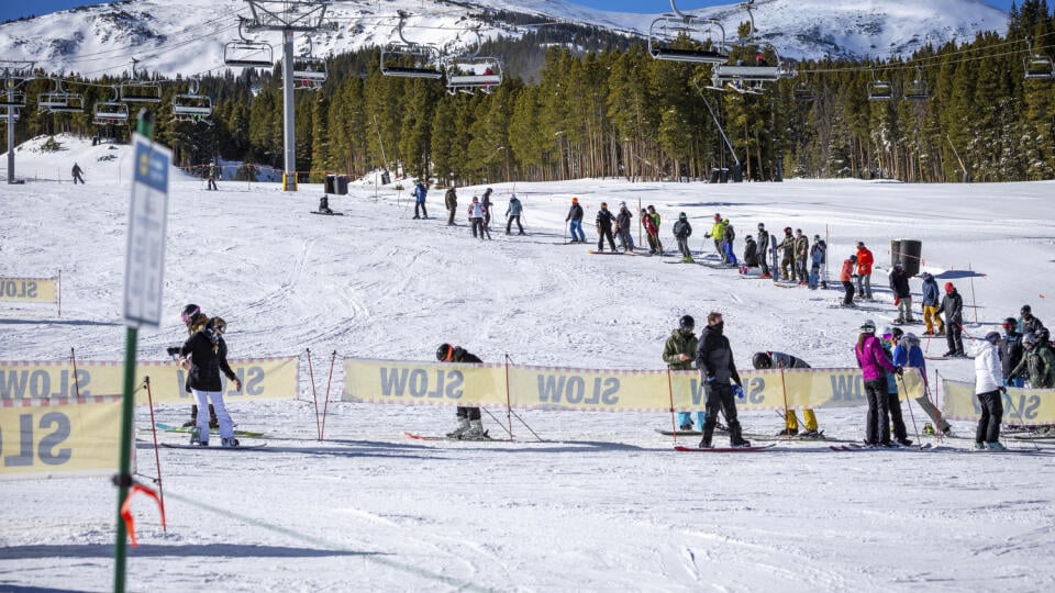 EBE 13 Breckenridge - Skiers at the opening day at Breckenridge Ski Resort on Friday, November 13, 2020 in Colorado, USA.  PHOTO TASR / AP Skiers are seen at the opening day at the Breckenridge Ski Resort Friday, Nov.  13, 2020, in Breckenridge, Colo.  (Liz Copan / Summit Daily News via AP)