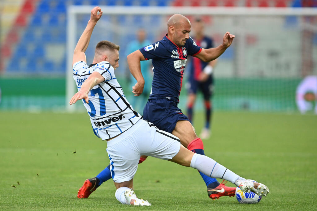 Slovenský futbalista Milan Škriniar (vľavo) z Interu Miláno a Ahmad Benali z FC Crotone v zápase 34. kola talianskej Serie A FC Crotone – Inter Miláno 1. mája 2021 v Crotone.