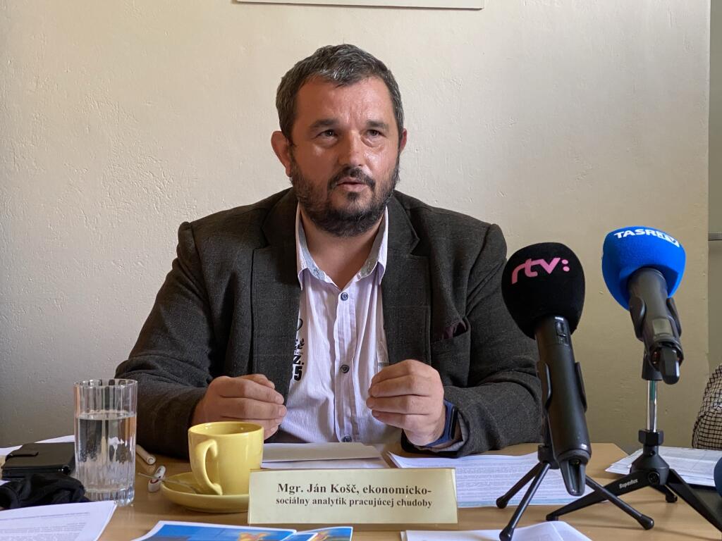 Na snímke ekonomicko-sociálny analytik z Občianskeho združenia Pracujúca chudoba Ján Košč počas tlačovej konferencie v Prešove vo štvrtok  26. augusta 2021. FOTO TASR - Maroš Černý