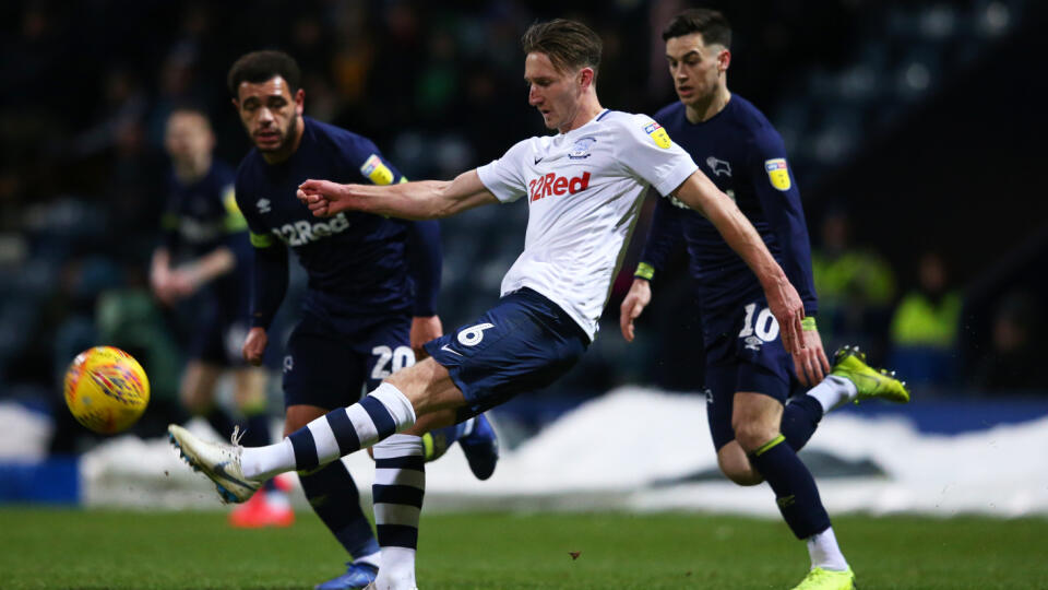 Vedenie anglického futbalového klubu Derby County potrestalo dvojicu hráčov Masona Bennetta a Toma Lawrenca za zapríčinenie autonehody pod vplyvom alkoholu.