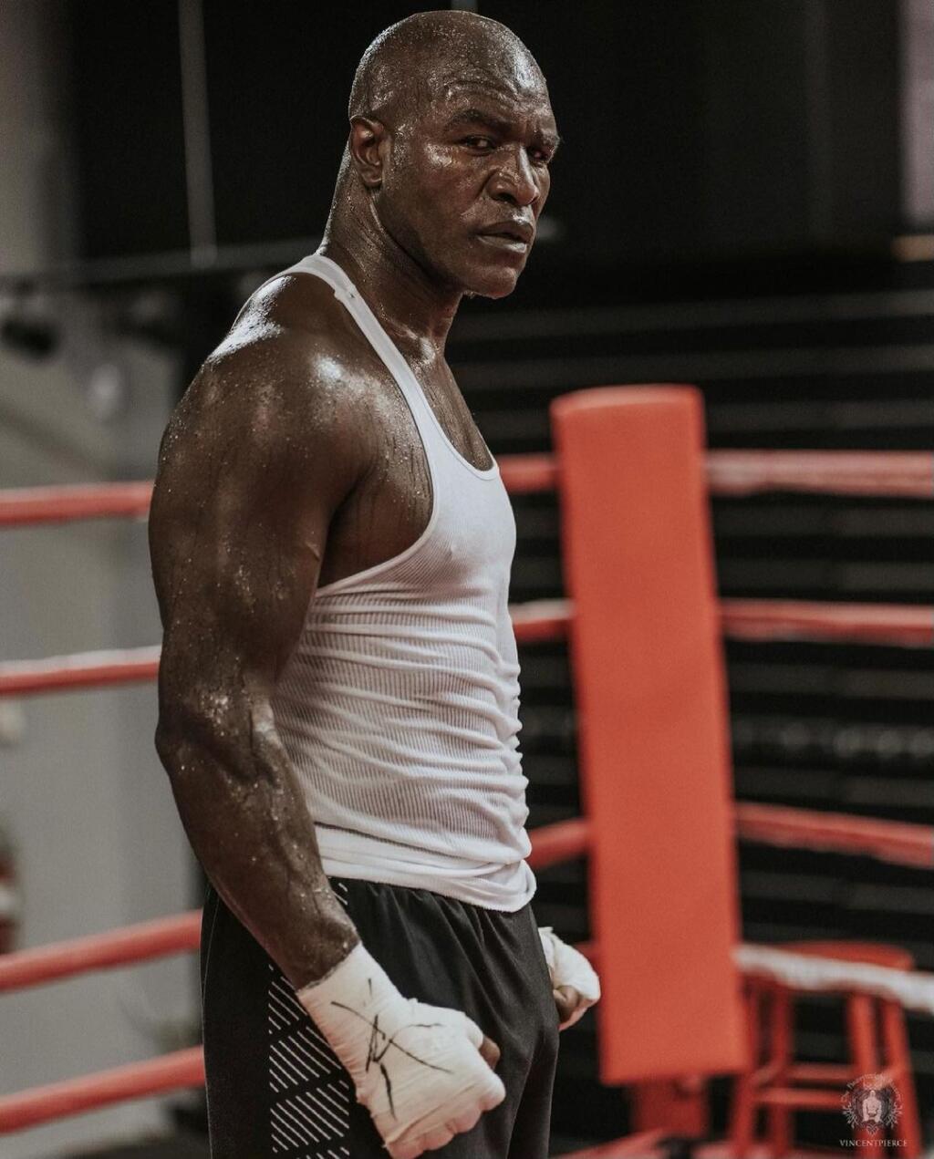 Evander Holyfield prijal výzvu ikony MMA, verí, že ho v ringu porazí. V klietke MMA by šancu nemal.