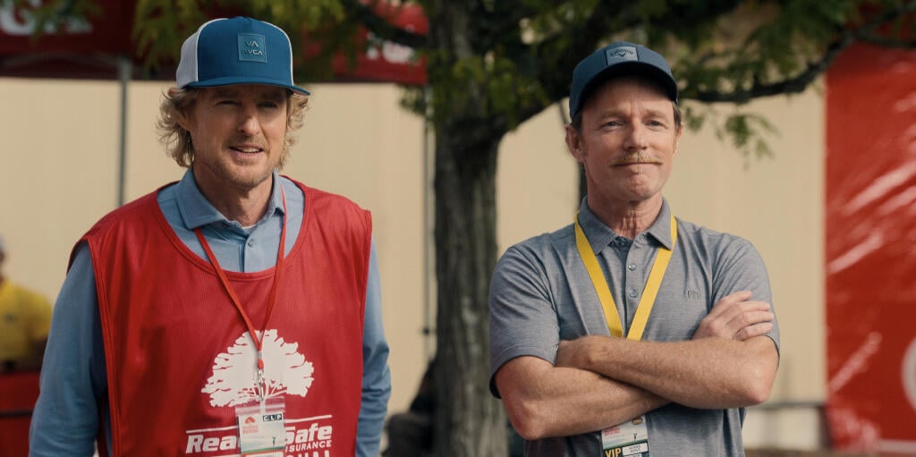 Owen Wilson a Mackenzie Astin na zábere zo seriálu Stick.