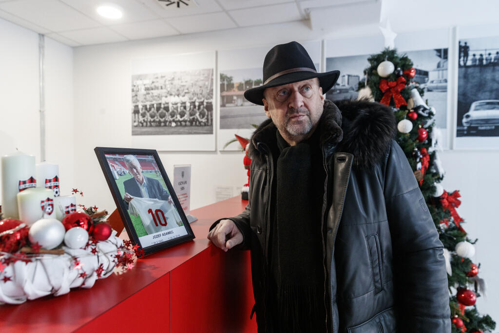 Na Štadióne Antona Malatinského v Trnave sa konala posledná rozlúčka s futbalovou legendou Jozefom Adamcom, ktorý opustil tento svet 24.12.2018. Na snímke Vladimír Poór pri fotke zosnulého futbalistu vystavenej na vrátnici štadiónu.