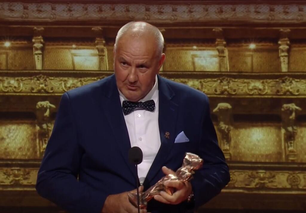 Mimoriadne ocenenie za Petru prevzal na pódiu otec Igor.