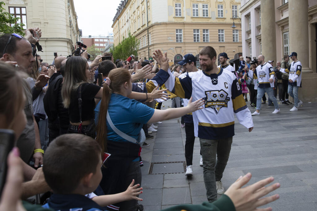 Na snímke oslava hokejistov Slovana Bratislava v centre Bratislavy s fanúšikmi. V centre mesta sa so svojimi miláčikmi tešilo len pár stoviek ich priaznivcov.