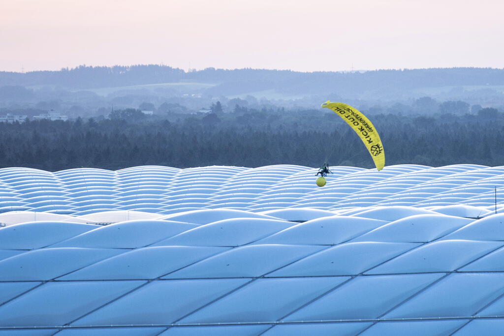 KK62 Mníchov - Aktivista ekologickej organizácie Greenpeace s motorovým padákovým klzákom letí na štadión pred zápasom základnej F-skupiny Francúzsko - Nemecko na ME vo futbale 15. júna 2021 v Mníchove. FOTO TASR/AP
A man in a Greenpeace paraglider flies into the stadium prior to the Euro 2020 soccer championship group F match between France and Germany at the Allianz Arena stadium in Munich, Tuesday, June 15, 2021. (Matthias Balk/DPA via AP)