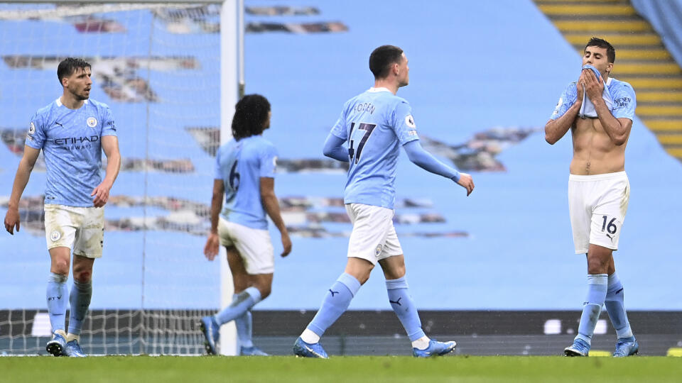 WA 77 Manchester - Futbalisti Manchestru City sú sklamaní po inkasovaní gólu v sobotňajšom šlágri 35. kola Premier League Manchester City - Chelsea Londýn v Manchestri v sobotu 8. mája 2021. Chelsea vyhrala na pôde Manchestru City 2:1. FOTO TASR/AP
Manchester City players look dejected after Chelsea scored during the English Premier League soccer match between Manchester City and Chelsea at the Etihad Stadium in Manchester, Saturday, May 8, 2021.(Laurence Griffiths/Pool via AP)