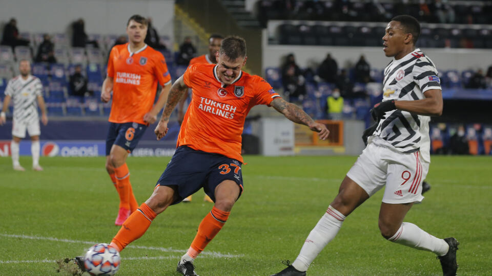 Martin Škrtel (v oranžovom) v zápase proti Manchestru United.