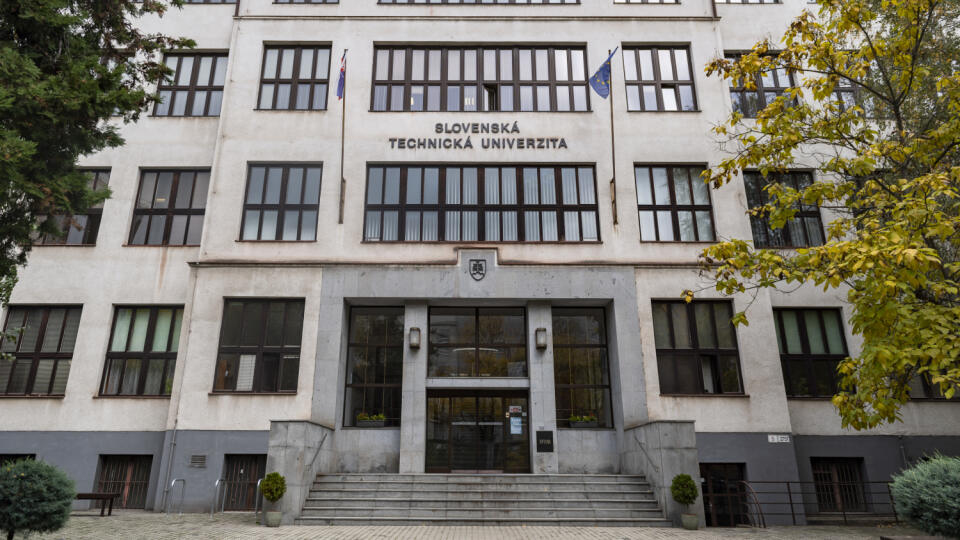 Na snímke budova, v ktorej sídli Rektorát Slovenskej technickej univerzity (STU) na Vazovovej ulici v Bratislave 26. októbra 2020. FOTO TASR - Jaroslav Novák