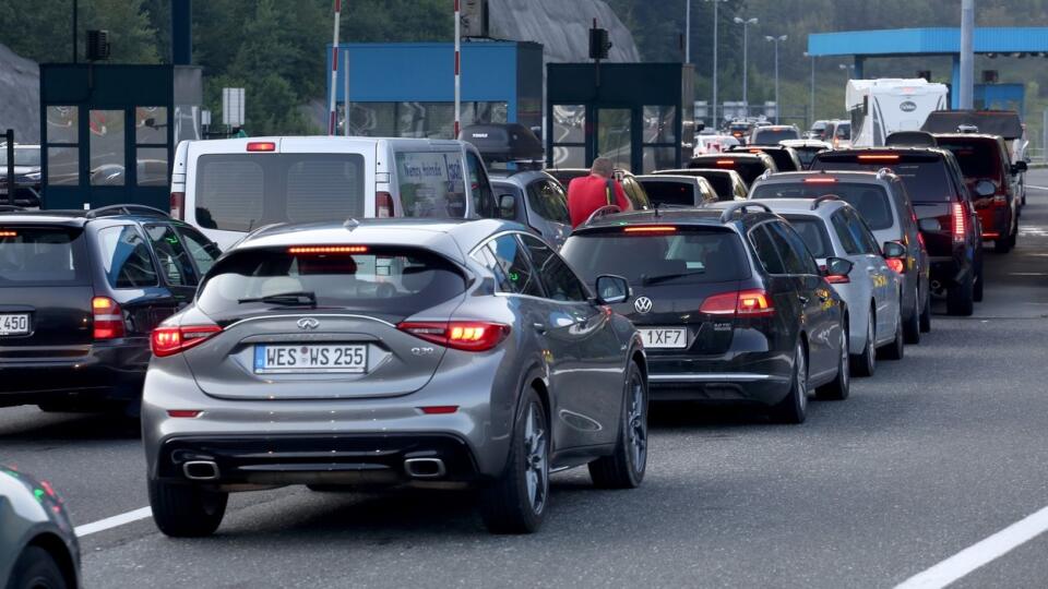 Na hraniciach Slovinska s Rakúskom sa tvorili 10 hodinové kolóny. Ľudia nemali kám ísť na toaletu ani pre jedlo či pitie.