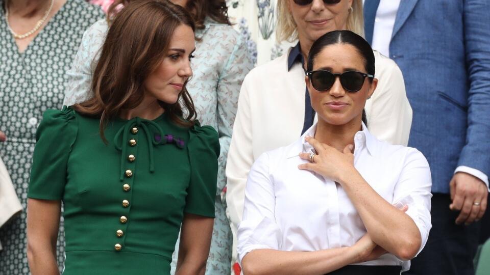 Ženské finále Wimbledonu navštívili vojvodkyne Kate a Meghan aj sestra prvej menovanej Pippa Middletonová. A tenisoví fanúšikovia sa nestačili čudovať.