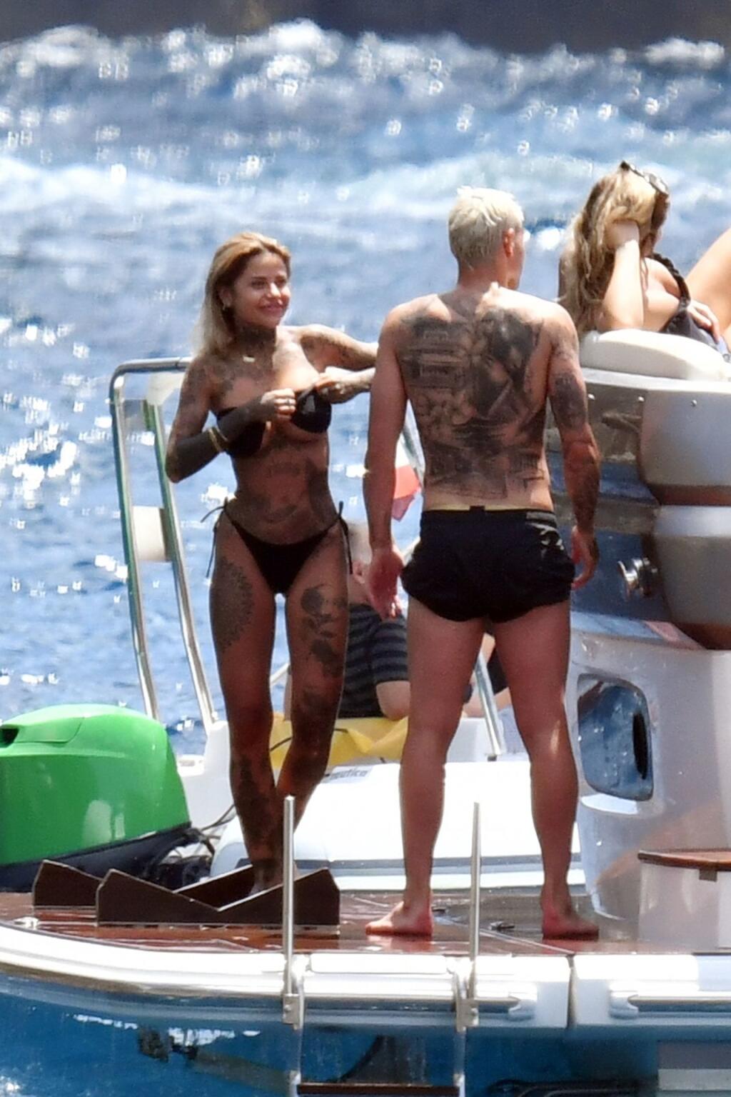 Futbalista Theo Hernandez a modelka Zoe Cristofoli si užili plavbu na jachte plnú erotiky.