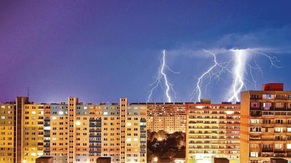 Búrky a dažde budú pokračovať aj dnes a cez víkend.