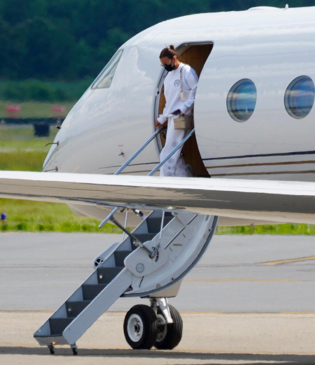 Irina Shayk a Kayne West na letisku po návrate z Francúzska. Prileteli spoločne súkromným jetom.