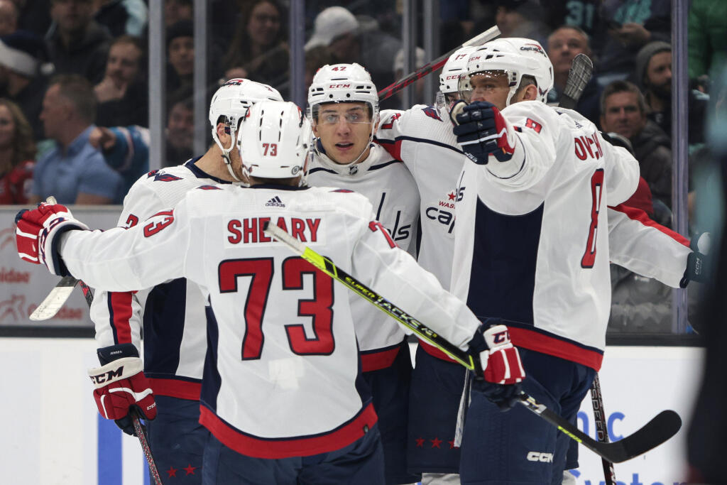 WA 9 Seattle - Slovenský obranca v drese Washingtonu Capitals Martin Fehérváry (uprostred) sa teší so spoluhráčmi po strelení gólu v zápase zámorskej hokejovej NHL Seattle Kraken - Washington Capitals v meste Seattle vo štvrtok 1. decembra 2022. FOTO TASR/AP
Washington Capitals defenseman Martin Fehervary, center, celebrates with Conor Sheary, Nick Jensen, Dylan Strome and Alex Ovechkin, right, after Fehervary's goal during the first period of the team's NHL hockey game against the Seattle Krak