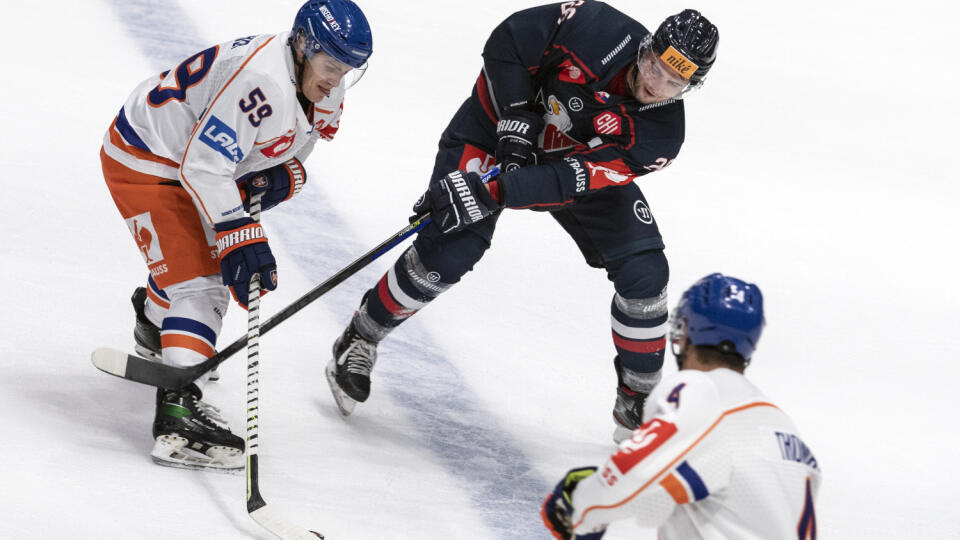 Na snímke vľavo Tyler Kelleher (Tappara) a uprostred Tomáš Török (Slovan) v prvom stretnutí C-skupiny hokejovej Ligy majstrov HC Slovan Bratislava - Tappara Tampere (Fín.).