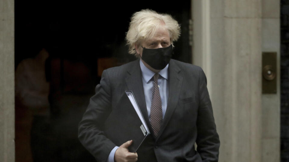 EBE 27 Londýn - Na snímke britský premiér Boris Johnson opúšťa svoje londýnske sídlo na Downing Street 10 a odchádza do britského parlamentu v pondelok 22. februára 2021. Premiér Johnson predstavil štvorfázový plán postupného uvoľňovania opatrení proti šíreniu nového koronavírusu. Život v krajine by sa podľa neho mohol v prípade priaznivého vývoja vrátiť do normálu do konca júna. FOTO TASR/AP
British Prime Minister Boris Johnson leaves 10 Downing Street to go to the Houses of Parliament, in L