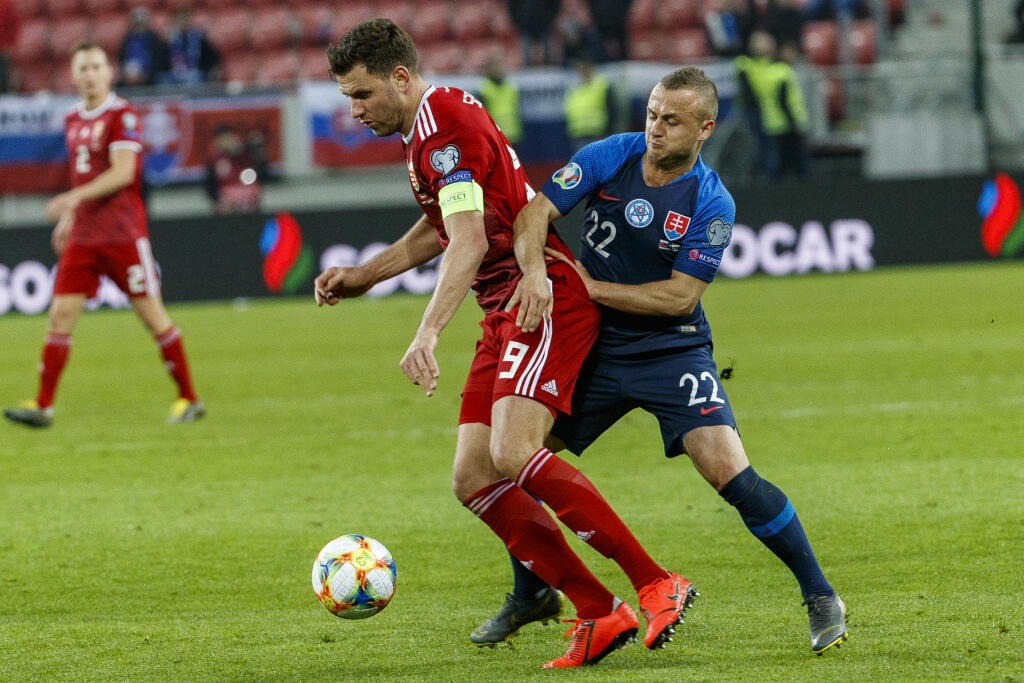 Na snímke Stanislav Lobotka a Ádám Szalai počas kvalifikačného zápasu Majstrovstiev Európy vo futbale 2020 medzi Slovenskom a Maďarskom.