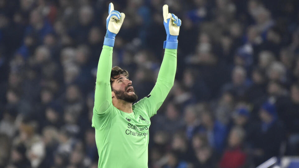 KK4 Leicester - Brankár Alisson z Liverpoolu sa teší po góle spoluhráča Roberta Firmina v zápase 19. kola anglickej Premier League Manchester United - Newcastle United v Manchestri 26. decembra 2019. FOTO TASR/AP
Liverpool's goalkeeper Alisson celebrates after Liverpool's Roberto Firmino scored his side's opening goal during the English Premier League soccer match between Leicester City and Liverpool at the King Power Stadium in Leicester, England, Thursday, Dec. 26, 2019. (AP Photo/Rui Vieira