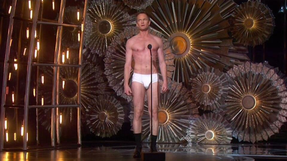 Herec Neil Patrick Harris prišiel na pódium takmer úplne nahý. Do výberu top 13 sa aj tak nedostal.