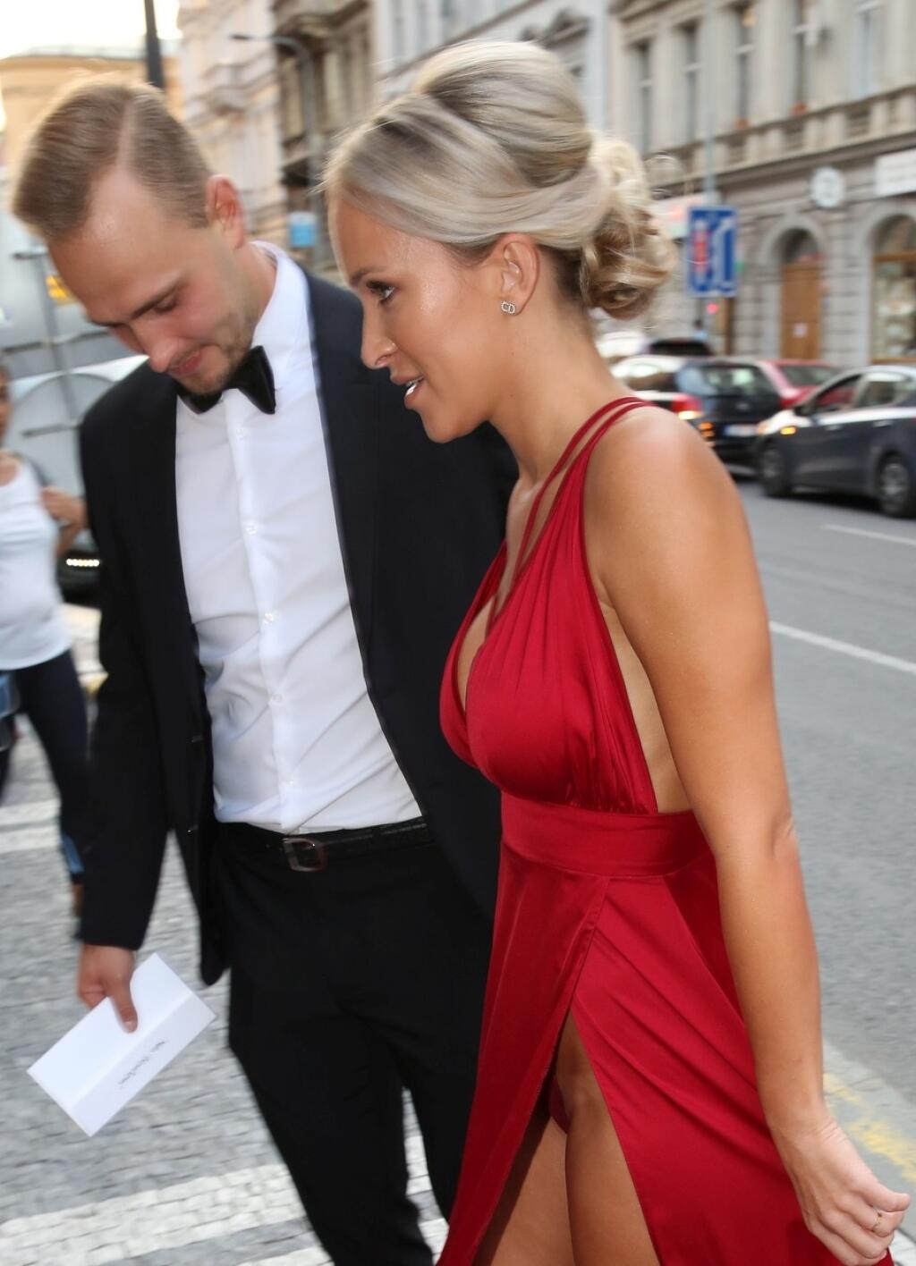 Keď sa Nela objaví na nejakej spoločenskej akcii, je viac než isté, že bude pútať pozornosť. Na českej Miss pred tromi rokmi nechtiac odhalila rozkrok.