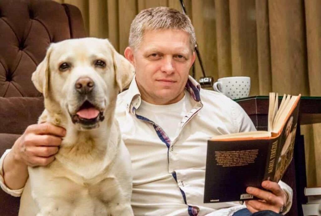 Šampión Lerry: Biely labradorský retriever, ktorý žije v rodine Roberta Fica, je najsledovanejším psom pred bratislavským komplexom Bonaparte. Lerry naozaj nie je obyčajný pes, v minulosti povyhrával množstvo výstav.