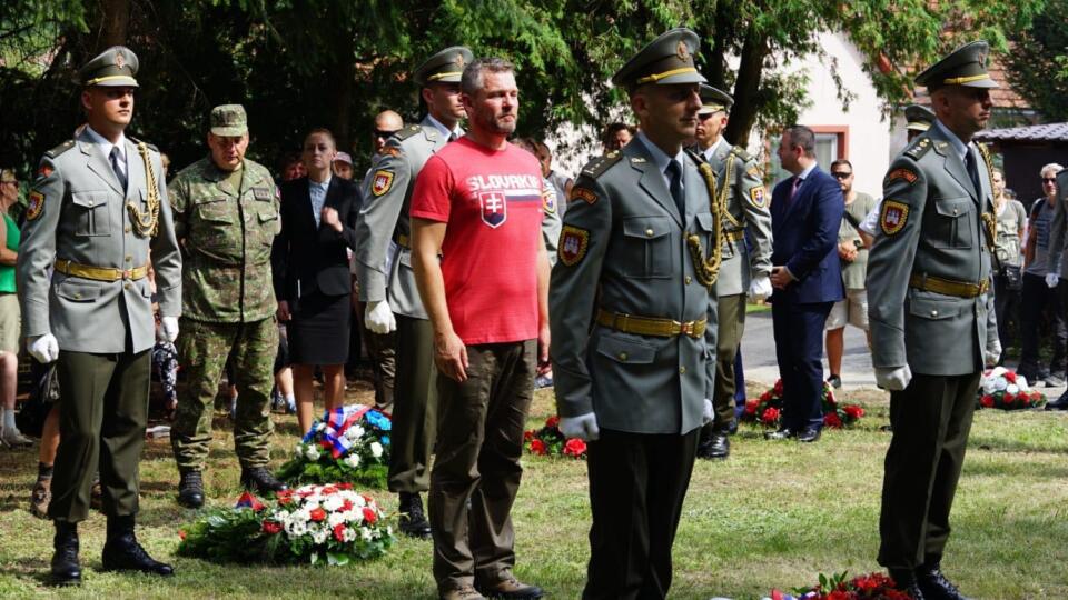 Minister v kraťasoch a premiér v obyčajnom tričku. Takýto „outfit“ zvolil šéf rezortu obrany Peter Gajdoš a predseda vlády Peter Pellegrini počas kladenia vencov cez víkend.