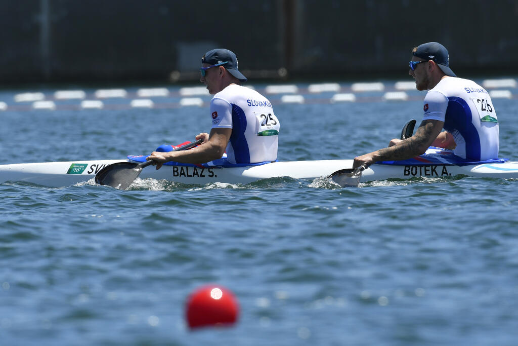 Na snímke slovenský dvojkajak v zložení Samuel Baláž, Adam Botek postúpil na OH 2020 v Tokiu do štvrťfinále K2 na 1000 m. V úvodnej rozjazde finišoval tretí počas XXXII. letných olympijských hier 2020 v Tokiu 4. augusta 2021. FOTO TASR - Michal Svítok
