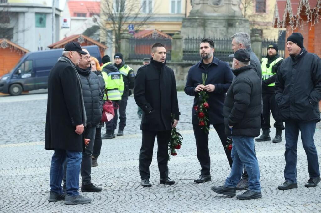 Na pohrebe nechýbala ani Jágrova hokejová dvojička Tomáš Plekanec či niektorí ďalší bývalí hokejisti.