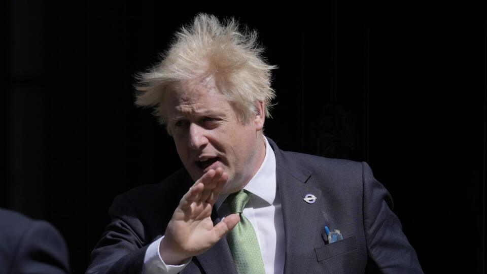 PK 24 Londýn - Britský premiér Boris Johnson opúšťa svoje sídlo na Downing Street 10 a smeruje do Dolnej snemovne britského parlamentu na hodinu otázok v Londýne v stredu 18. mája 2022. FOTO TASR/AP
Britain's Prime Minister Boris Johnson leaves 10 Downing Street for the House of Commons for the weekly Prime Minister's Questions In London, Wednesday, May 18, 2022. (AP Photo/Alastair Grant)
