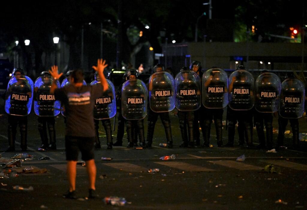 Viaceré zábery z nočných ulíc argentínskeho hlavného mesta vyzerajú, akoby nešlo o oslavu, ale demonštráciu, proti ktorej musela zasiahnuť polícia.