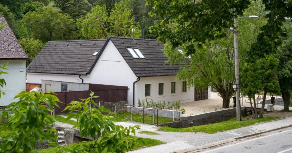 Chalupa Dominiky Cibulkovej v záhorskej obci Plavecké Podhradie je naozaj efektná. Zvonka ani nevyzerá, akým luxusom je prešpikovaná.