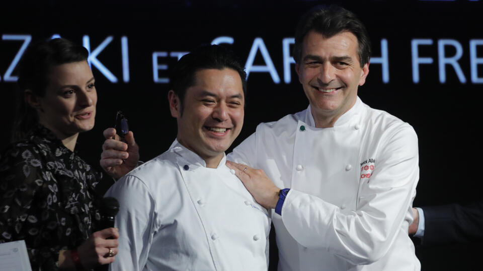 WA 20 Paríž - Japonec Jasunari Okazaki (druhý sprava) a Yannick Alleno z parížskej reštaurácie L'Abysee v Pavillon Ledoyen sa tešia po udelení dvoch michelinských hviezd v Paríži 27. januára 2020. FOTO TASR/AP
Japan's Yasunari Okazaki and with Yannick Alleno celebrate as they get two stars at the 2020 Michelin guide for their restaurant L'Abysse Pavillon Ledoyen, during the Michelin guide ceremony Monday, Jan. 27, 2020 in Paris. (AP Photo/Christophe Ena)