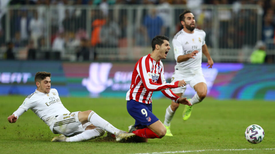 Valverde videl za faul na Moratu červenú kartu.