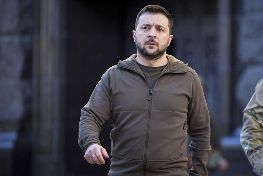 Ukrajinský prezident Volodymyr Zelenskyj prichádza na stretnutie s predsedníčkou americkej Snemovne reprezentantov Nancy Pelosiovou v Kyjeve 30. apríla 2022. FOTO TASR/AP

In this image released by the Ukrainian Presidential Press Office on Sunday, May 1, 2022, Ukrainian President Volodymyr Zelenskyy arrives for his meeting with U.S. Speaker of the House Nancy Pelosi in Kyiv, Ukraine, Saturday, April 30, 2022. Pelosi, second in line to the presidency after the vice president, is th