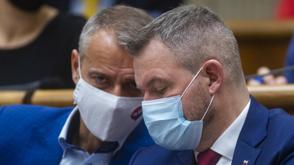 Na snímke nezaradení poslanci NR SR sprava Peter Pellegrini a Richard Raši počas rokovania 18. schôdze parlamentu 2. decembra 2020 v Bratislave. FOTO TASR - Jakub Kotian