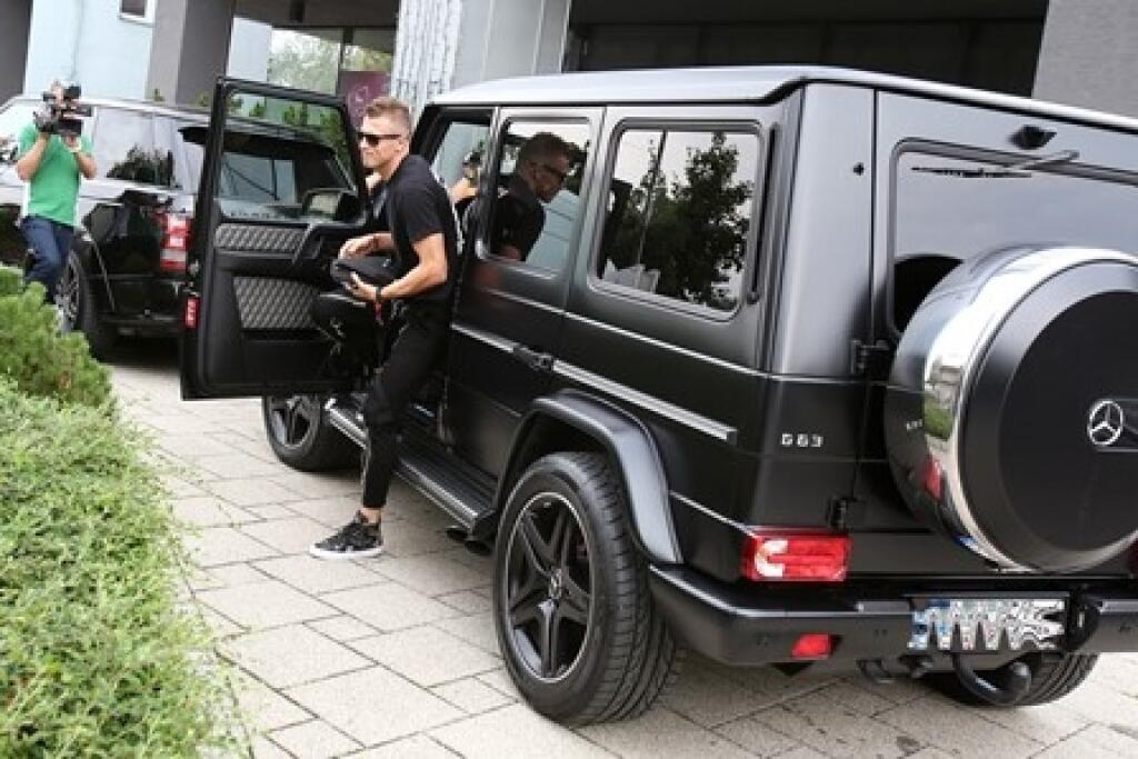 Reprezentačný stopér Ján Ďurica taktiež holduje autám Mercedesu. Na zraz sa zvykne voziť v triede G značky so Stuttgartu. Pozornosť púta jeho čierna farba. Minulosti sa toto auto spájalo aj s mafiánskou skupino. Koľko stojí? Čítajte ďalej!