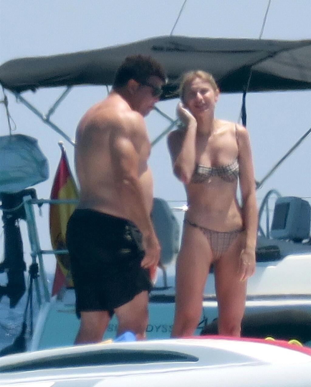Celina Locksová si na rozdiel od partnera udržiava štíhlu postavu.