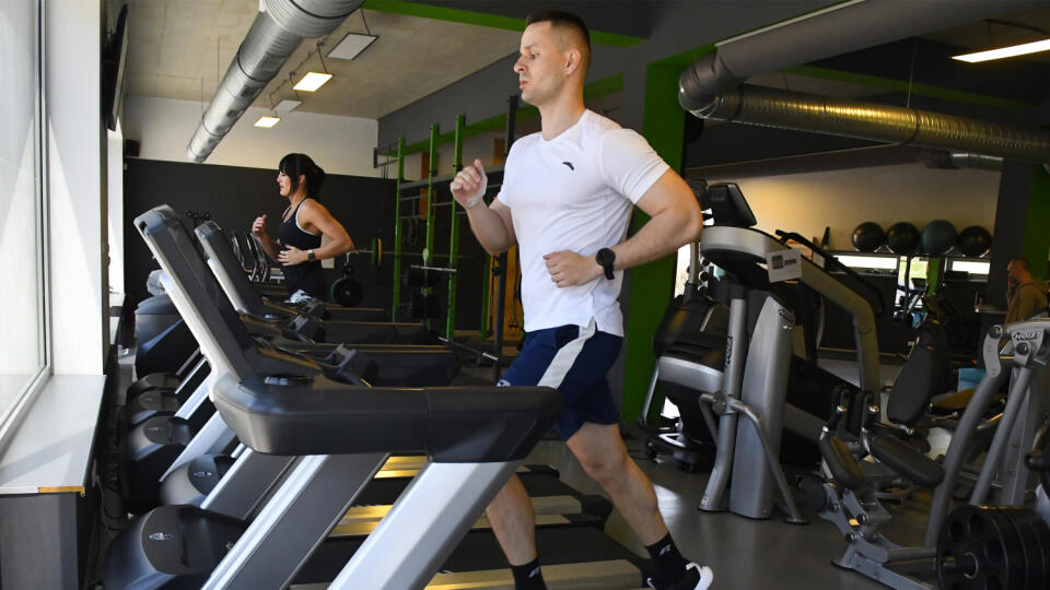 Od pondelka 26. apríla 2021 sa za splnenia istých podmienok povolilo otváranie prevádzok fitnesscentier. Pri vstupe bude potrebný negatívny test, nie starší ako sedem dní a povinne musia byť prekryté aj dýchacie cesty. Rúško či respirátor možno zložiť len pri cvičení. Prestige Fitness Club v Prešove na Športovej ulici 7 bol zatvorený pre protipandemické opatrenia k zamedzeniu šírenia koronavírusu od 18. decembra 2020 do 25. apríla 2021. Za prísnych protipandemických hygienických opatrení ho znov