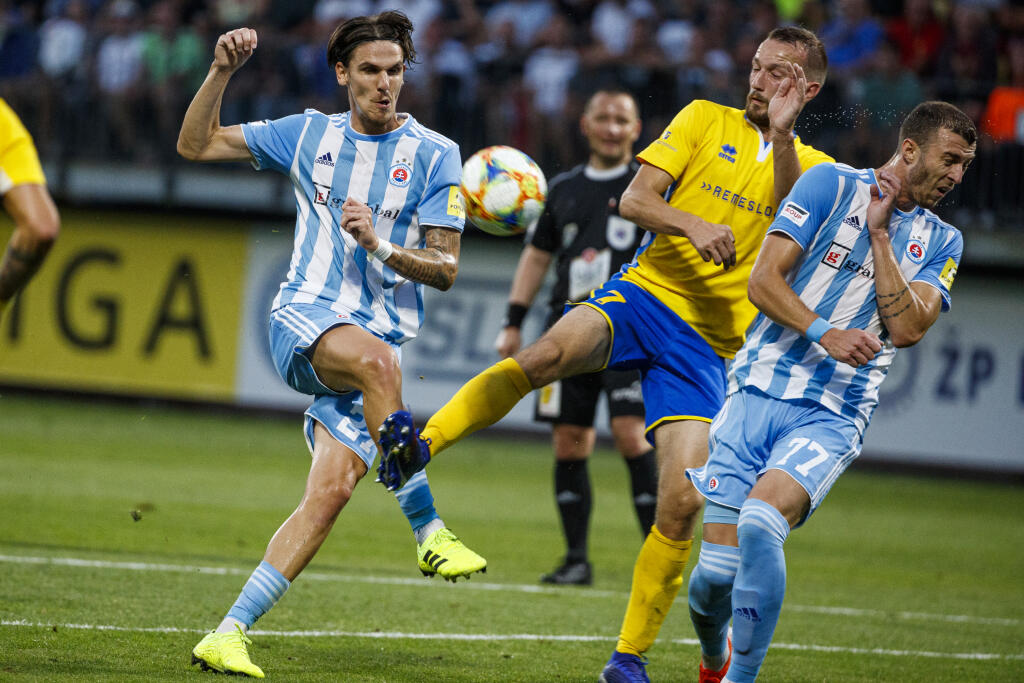 Na snímke Dávid Holman a Lukáš Pellegrini počas zápasu 1.kola Fortuna Ligy medzi nováčikom FK Pohronie a úradujúcim majstrom ŠK Slovan Bratislava.